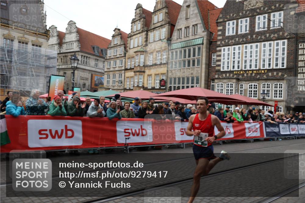 05.10.2025 - 20. swb-Marathon Bremen Yannick Fuchs http://msf.ph/oto/9279417 05.10.2025 12:42:41 Ziel 18, 1117 meine-sportfotos.de
