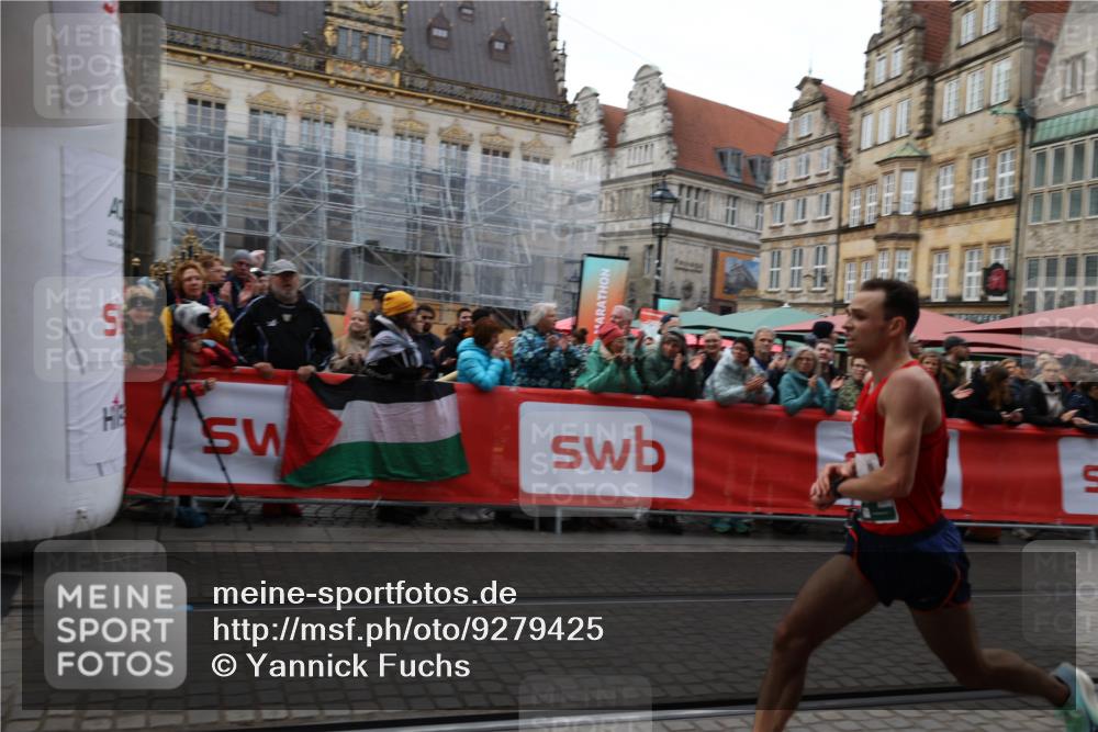 05.10.2025 - 20. swb-Marathon Bremen Yannick Fuchs http://msf.ph/oto/9279425 05.10.2025 12:42:41 Ziel 18, 1117 meine-sportfotos.de