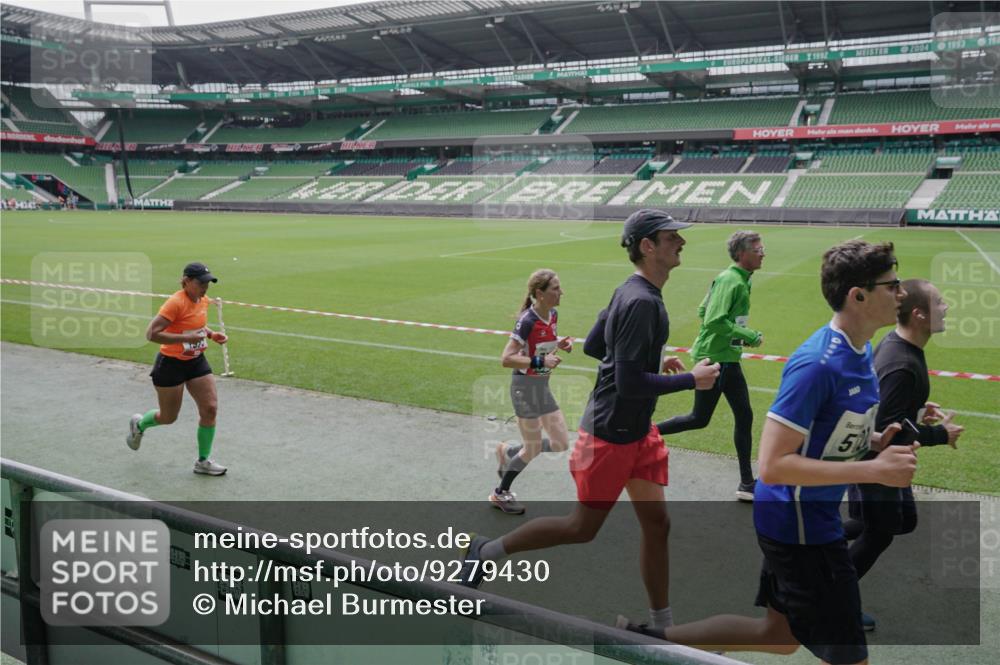 05.10.2025 - 20. swb-Marathon Bremen Michael Burmester http://msf.ph/oto/9279430 05.10.2025 13:01:04 Laufen im Stadion 52, 58, 72, 156, 335, 440, 488, 498, 575, 1017, 1082, 1116, 1182, 1238, 1273, 1423, 1471, 1968, 1973, 1998, 2007, 2196, 2235, 2330, 2369, 2433, 2446, 2504, 2661, 2668, 2706, 2712, 2806, 2822, 2995, 3160, 3209, 3293, 3360, 3604, 3605, 3979, 4034, 4035, 4128, 4216, 4263, 4329, 4502, 4788, 5011, 5048, 5080, 5121, 5150, 5183, 5272, 5329, 5414, 5610, 5663, 5727, 5752, 5836, 5841, 5985, 6027, 6057, 6082, 6440, 6523, 6704, 47, 271, 283, 491, 694, 1606, 1806, 2518, 2745, 2915 meine-sportfotos.de
