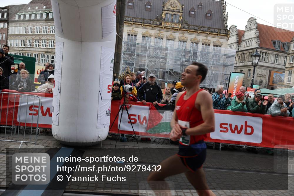 05.10.2025 - 20. swb-Marathon Bremen Yannick Fuchs http://msf.ph/oto/9279432 05.10.2025 12:42:42 Ziel 18, 1117 meine-sportfotos.de
