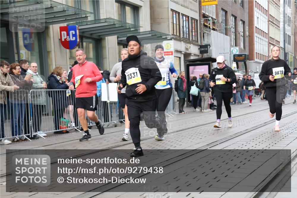 05.10.2025 - 20. swb-Marathon Bremen Strokosch-Dieckow http://msf.ph/oto/9279438 05.10.2025 11:15:50 Ziel 7109, 7110, 8476, 9640, 9679, 10220, 10339, 10340, 10355, 10564, 10635, 10831, 10846, 11029, 11247, 11331, 11375, 11378, 7109, 7110, 8476, 9640, 9679, 10220, 10339, 10340, 10355, 10564, 10635, 10831, 10846, 11029, 11247, 11331, 11375, 11378 meine-sportfotos.de