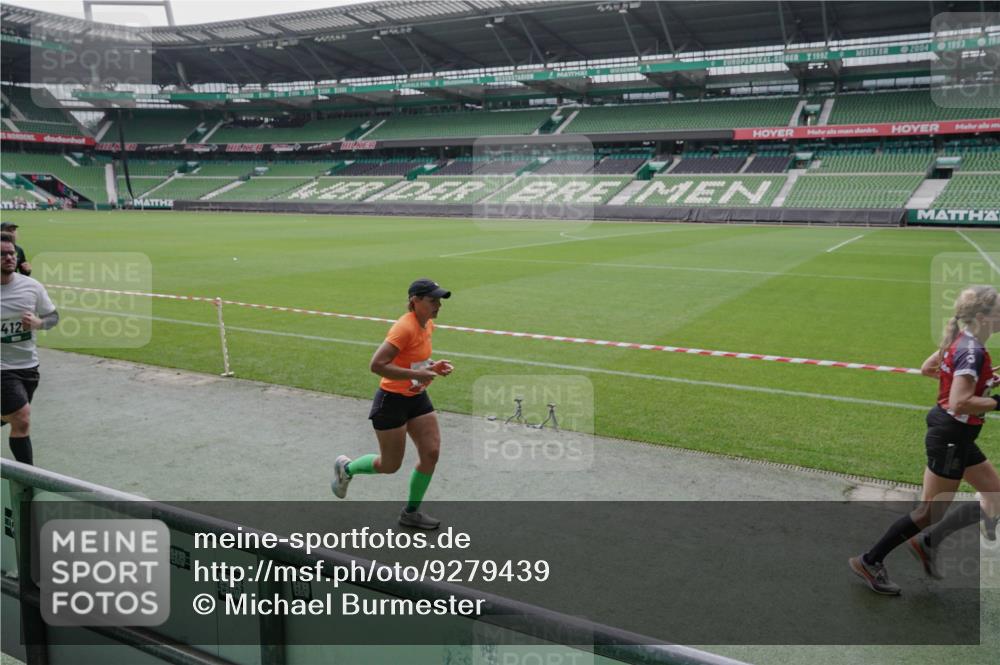 05.10.2025 - 20. swb-Marathon Bremen Michael Burmester http://msf.ph/oto/9279439 05.10.2025 13:01:05 Laufen im Stadion 52, 58, 72, 156, 335, 440, 488, 498, 575, 1017, 1082, 1116, 1182, 1238, 1273, 1423, 1471, 1968, 1973, 1998, 2007, 2196, 2235, 2330, 2369, 2433, 2446, 2504, 2661, 2668, 2706, 2712, 2806, 2822, 2995, 3160, 3209, 3293, 3360, 3604, 3605, 3877, 3979, 4034, 4035, 4128, 4216, 4263, 4329, 4502, 4788, 5011, 5048, 5080, 5121, 5150, 5183, 5272, 5329, 5414, 5610, 5663, 5727, 5752, 5836, 5841, 5985, 6027, 6057, 6082, 6440, 6523, 6704, 47, 271, 283, 491, 694, 1606, 1806, 2518, 2745, 2915 meine-sportfotos.de