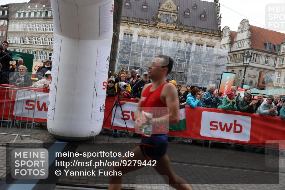 05.10.2025 - 20. swb-Marathon Bremen Yannick Fuchs http://msf.ph/oto/9279442 05.10.2025 12:42:42 Ziel 18, 1117 meine-sportfotos.de