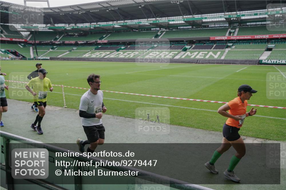 05.10.2025 - 20. swb-Marathon Bremen Michael Burmester http://msf.ph/oto/9279447 05.10.2025 13:01:06 Laufen im Stadion 52, 58, 72, 156, 335, 440, 488, 498, 575, 1017, 1082, 1116, 1182, 1238, 1273, 1423, 1471, 1968, 1973, 1998, 2007, 2196, 2235, 2330, 2369, 2433, 2446, 2504, 2661, 2668, 2706, 2712, 2806, 2822, 2995, 3209, 3293, 3360, 3604, 3605, 3877, 3979, 4034, 4035, 4128, 4216, 4263, 4329, 4502, 4788, 5011, 5048, 5080, 5121, 5150, 5183, 5272, 5329, 5414, 5610, 5663, 5727, 5752, 5836, 5841, 5985, 6027, 6057, 6082, 6440, 6523, 6704, 47, 271, 283, 491, 498, 694, 1606, 1806, 2518, 2745, 2915 meine-sportfotos.de