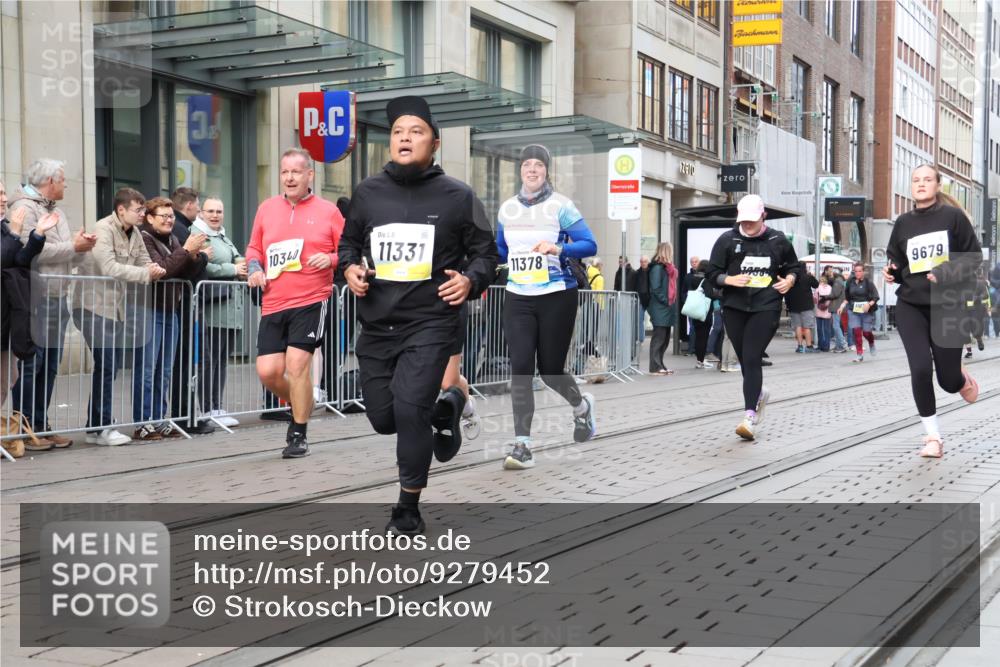 05.10.2025 - 20. swb-Marathon Bremen Strokosch-Dieckow http://msf.ph/oto/9279452 05.10.2025 11:15:50 Ziel 7109, 7110, 8476, 9640, 9679, 10220, 10339, 10340, 10355, 10564, 10635, 10831, 10846, 11029, 11247, 11331, 11375, 11378, 7109, 7110, 8476, 9640, 9679, 10220, 10339, 10340, 10355, 10564, 10635, 10831, 10846, 11029, 11247, 11331, 11375, 11378 meine-sportfotos.de