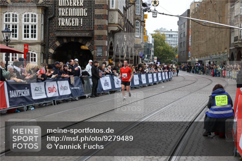 05.10.2025 - 20. swb-Marathon Bremen Yannick Fuchs http://msf.ph/oto/9279489 05.10.2025 12:42:48 Ziel 18, 1117 meine-sportfotos.de
