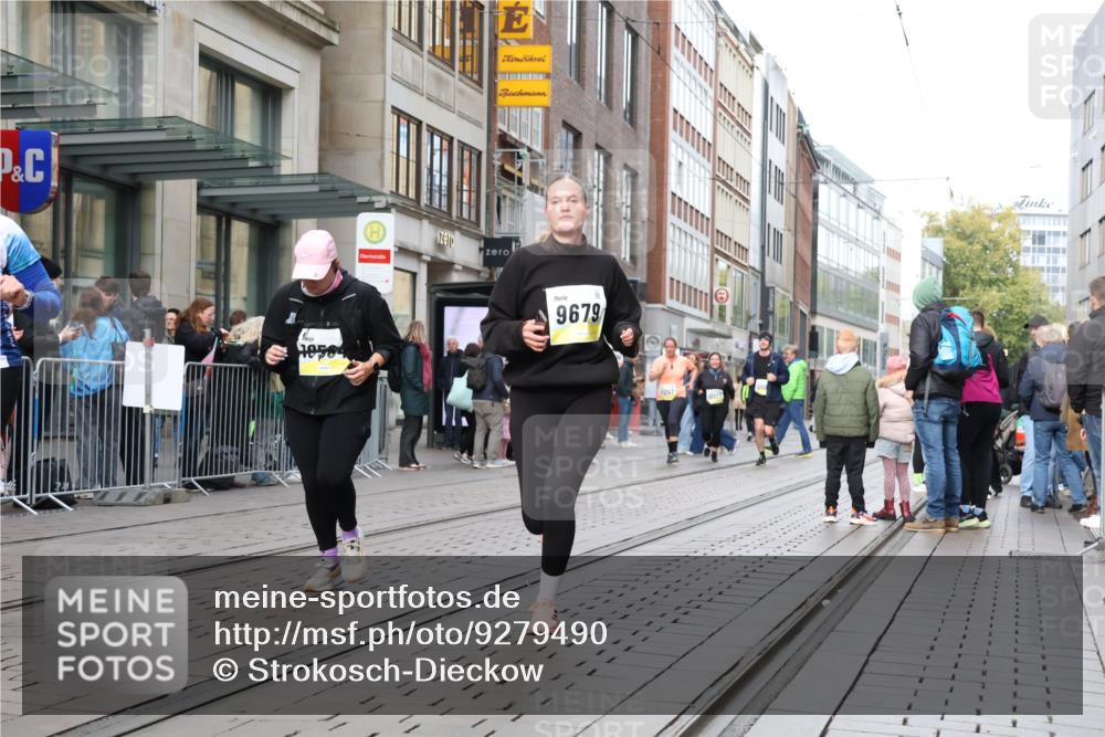 05.10.2025 - 20. swb-Marathon Bremen Strokosch-Dieckow http://msf.ph/oto/9279490 05.10.2025 11:15:52 Ziel 7109, 7110, 8476, 9640, 9679, 10023, 10083, 10220, 10339, 10340, 10379, 10450, 10564, 10635, 10831, 10846, 11029, 11247, 11331, 11375, 11378, 7109, 7110, 8476, 9640, 9679, 10023, 10083, 10220, 10339, 10340, 10379, 10450, 10564, 10635, 10831, 10846, 11029, 11247, 11331, 11375, 11378 meine-sportfotos.de