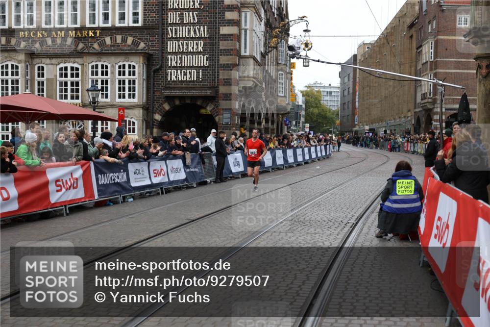 05.10.2025 - 20. swb-Marathon Bremen Yannick Fuchs http://msf.ph/oto/9279507 05.10.2025 12:42:48 Ziel 18, 1117 meine-sportfotos.de