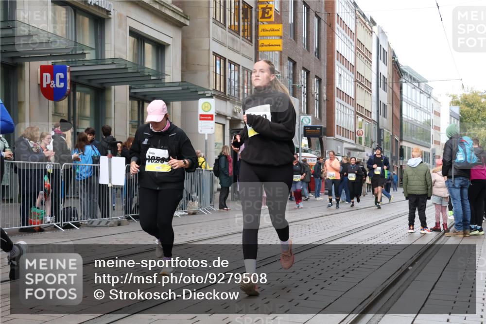 05.10.2025 - 20. swb-Marathon Bremen Strokosch-Dieckow http://msf.ph/oto/9279508 05.10.2025 11:15:52 Ziel 7109, 7110, 8476, 9640, 9679, 10023, 10083, 10220, 10339, 10340, 10379, 10450, 10564, 10635, 10831, 10846, 11029, 11247, 11331, 11375, 11378, 7109, 7110, 8476, 9640, 9679, 10023, 10083, 10220, 10339, 10340, 10379, 10450, 10564, 10635, 10831, 10846, 11029, 11247, 11331, 11375, 11378 meine-sportfotos.de