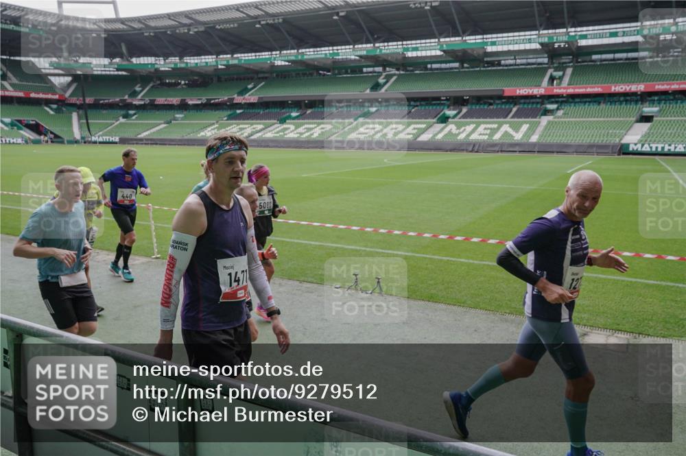 05.10.2025 - 20. swb-Marathon Bremen Michael Burmester http://msf.ph/oto/9279512 05.10.2025 13:01:10 Laufen im Stadion 52, 58, 72, 156, 335, 440, 488, 1017, 1082, 1182, 1238, 1273, 1423, 1893, 1968, 1973, 1998, 2196, 2235, 2330, 2369, 2433, 2446, 2661, 2668, 2706, 2712, 2806, 2822, 2995, 3209, 3360, 3387, 3604, 3663, 3877, 3979, 4128, 4216, 4263, 4329, 4502, 4618, 4788, 5011, 5048, 5080, 5121, 5150, 5183, 5272, 5329, 5414, 5610, 5663, 5727, 5752, 5836, 5841, 5985, 6027, 6057, 6082, 6440, 6523, 47, 271, 283, 491, 498, 575, 694, 1116, 1606, 1806, 2518, 2745, 2915 meine-sportfotos.de