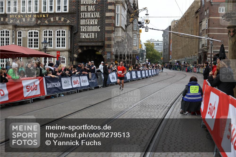 05.10.2025 - 20. swb-Marathon Bremen Yannick Fuchs http://msf.ph/oto/9279513 05.10.2025 12:42:48 Ziel 18, 1117 meine-sportfotos.de