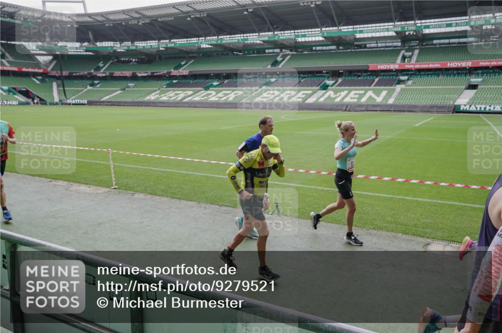 05.10.2025 - 20. swb-Marathon Bremen Michael Burmester http://msf.ph/oto/9279521 05.10.2025 13:01:11 Laufen im Stadion 52, 58, 72, 156, 335, 440, 488, 1017, 1082, 1182, 1238, 1273, 1423, 1893, 1968, 1973, 1998, 2102, 2196, 2235, 2330, 2369, 2433, 2446, 2661, 2668, 2706, 2712, 2806, 2822, 2918, 2995, 3209, 3360, 3387, 3604, 3662, 3663, 3877, 3979, 4128, 4216, 4263, 4329, 4502, 4618, 4788, 5011, 5048, 5080, 5121, 5150, 5183, 5272, 5329, 5414, 5610, 5663, 5727, 5752, 5836, 5841, 5985, 6027, 6057, 6082, 6440, 6523, 47, 283, 491, 498, 575, 694, 1017, 1116, 1606, 1806, 2518, 2745, 2915 meine-sportfotos.de