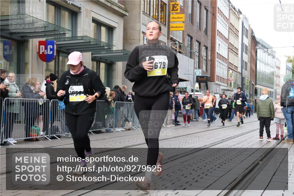 05.10.2025 - 20. swb-Marathon Bremen Strokosch-Dieckow http://msf.ph/oto/9279525 05.10.2025 11:15:52 Ziel 7109, 7110, 8476, 9640, 9679, 10023, 10083, 10220, 10339, 10340, 10379, 10450, 10564, 10635, 10831, 10846, 11029, 11247, 11331, 11375, 11378, 7109, 7110, 8476, 9640, 9679, 10023, 10083, 10220, 10339, 10340, 10379, 10450, 10564, 10635, 10831, 10846, 11029, 11247, 11331, 11375, 11378 meine-sportfotos.de