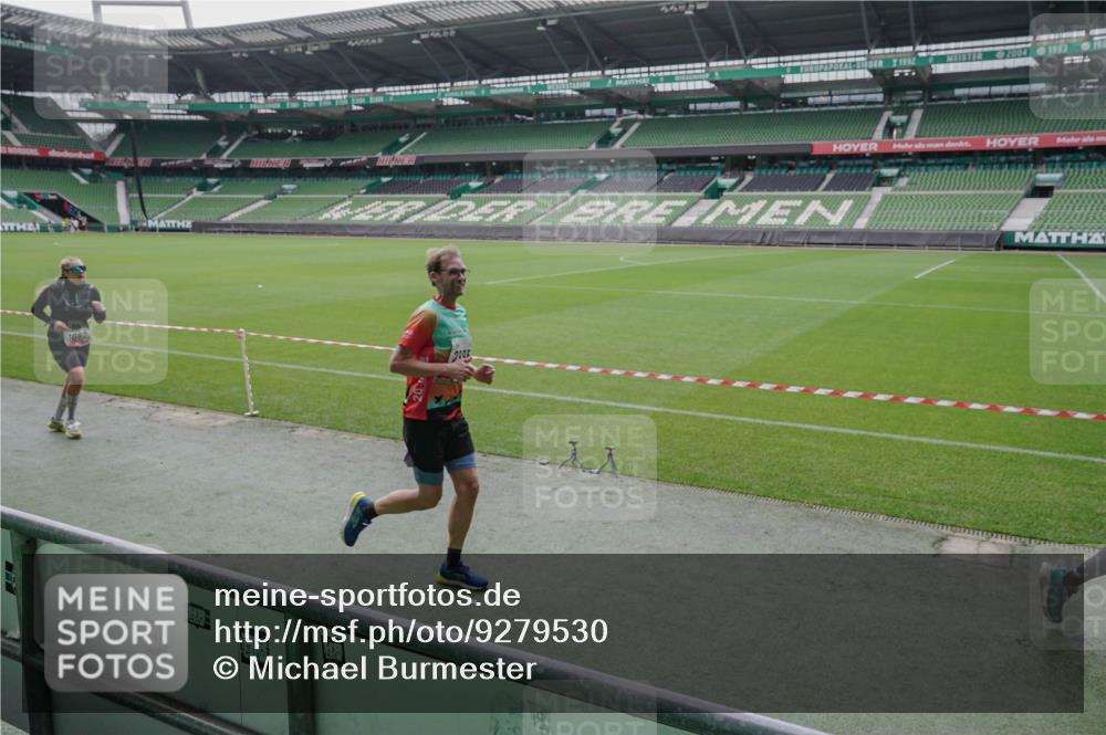 05.10.2025 - 20. swb-Marathon Bremen Michael Burmester http://msf.ph/oto/9279530 05.10.2025 13:01:13 Laufen im Stadion 52, 58, 72, 152, 156, 335, 440, 488, 546, 979, 1082, 1182, 1238, 1273, 1423, 1893, 1968, 1973, 1998, 2096, 2102, 2196, 2235, 2330, 2369, 2433, 2446, 2565, 2661, 2668, 2706, 2712, 2806, 2822, 2918, 2995, 3209, 3360, 3387, 3604, 3662, 3663, 3877, 3979, 4128, 4216, 4263, 4329, 4502, 4618, 4788, 5011, 5048, 5080, 5121, 5150, 5183, 5272, 5329, 5414, 5663, 5727, 5752, 5836, 5841, 5985, 6027, 6057, 6082, 6440, 6523, 47, 283, 491, 498, 575, 694, 1017, 1116, 1606, 2518, 2745, 2915 meine-sportfotos.de