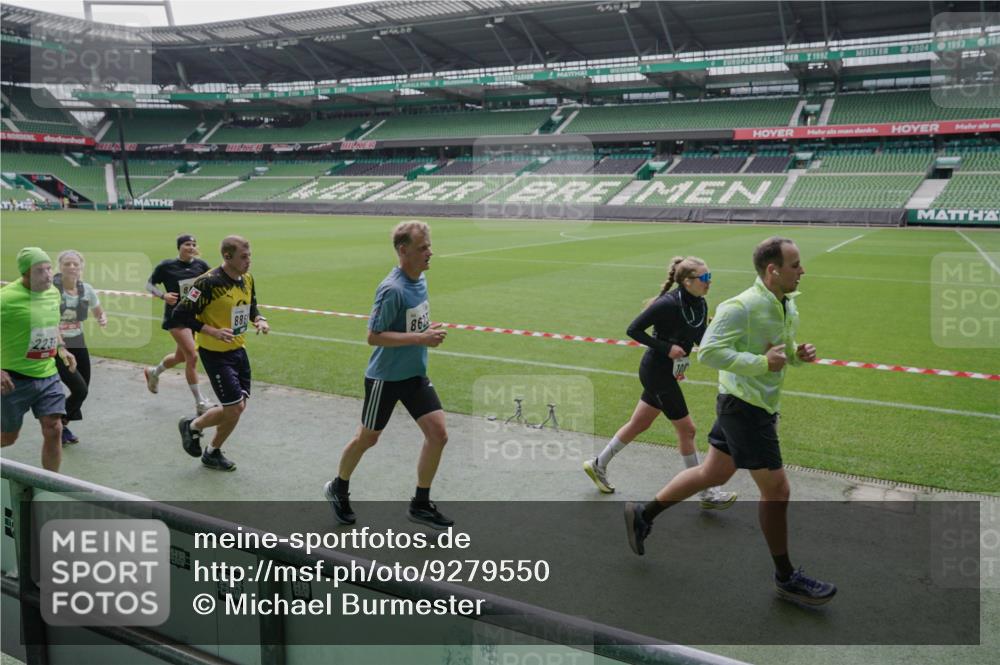 05.10.2025 - 20. swb-Marathon Bremen Michael Burmester http://msf.ph/oto/9279550 05.10.2025 13:01:15 Laufen im Stadion 52, 58, 72, 152, 156, 335, 440, 488, 546, 672, 979, 1082, 1182, 1238, 1273, 1423, 1893, 1968, 1973, 1996, 1998, 2096, 2102, 2196, 2235, 2330, 2369, 2433, 2446, 2565, 2661, 2668, 2706, 2712, 2806, 2822, 2918, 2995, 3209, 3360, 3387, 3604, 3662, 3663, 3877, 3979, 4128, 4216, 4263, 4329, 4618, 4788, 5011, 5048, 5080, 5121, 5150, 5183, 5272, 5329, 5414, 5663, 5727, 5752, 5836, 5841, 5985, 6057, 6082, 6440, 6523, 47, 283, 498, 575, 694, 1017, 1116, 2518, 2745, 2915 meine-sportfotos.de