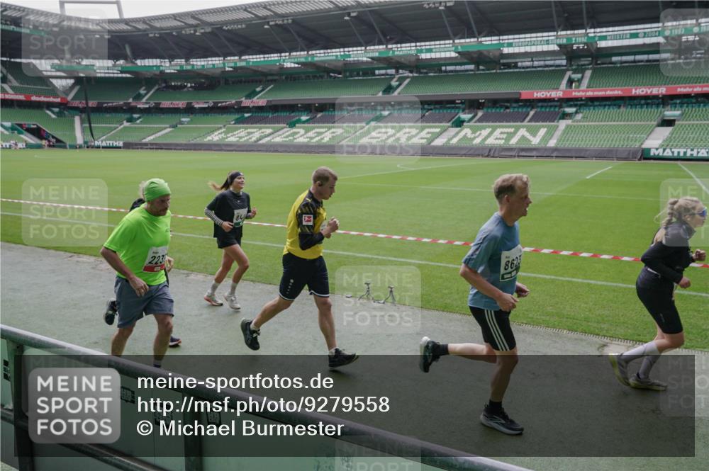 05.10.2025 - 20. swb-Marathon Bremen Michael Burmester http://msf.ph/oto/9279558 05.10.2025 13:01:16 Laufen im Stadion 52, 58, 72, 152, 156, 335, 440, 488, 546, 672, 979, 1082, 1182, 1238, 1273, 1423, 1893, 1968, 1973, 1996, 1998, 2096, 2102, 2196, 2235, 2330, 2369, 2433, 2446, 2565, 2661, 2668, 2706, 2712, 2806, 2822, 2918, 2995, 3209, 3360, 3387, 3604, 3662, 3663, 3877, 3979, 4128, 4216, 4263, 4329, 4618, 4788, 5011, 5048, 5080, 5121, 5150, 5183, 5272, 5329, 5414, 5663, 5727, 5752, 5836, 5841, 5985, 6082, 6440, 6523, 47, 52, 283, 498, 575, 694, 1017, 1116, 2518, 2745 meine-sportfotos.de