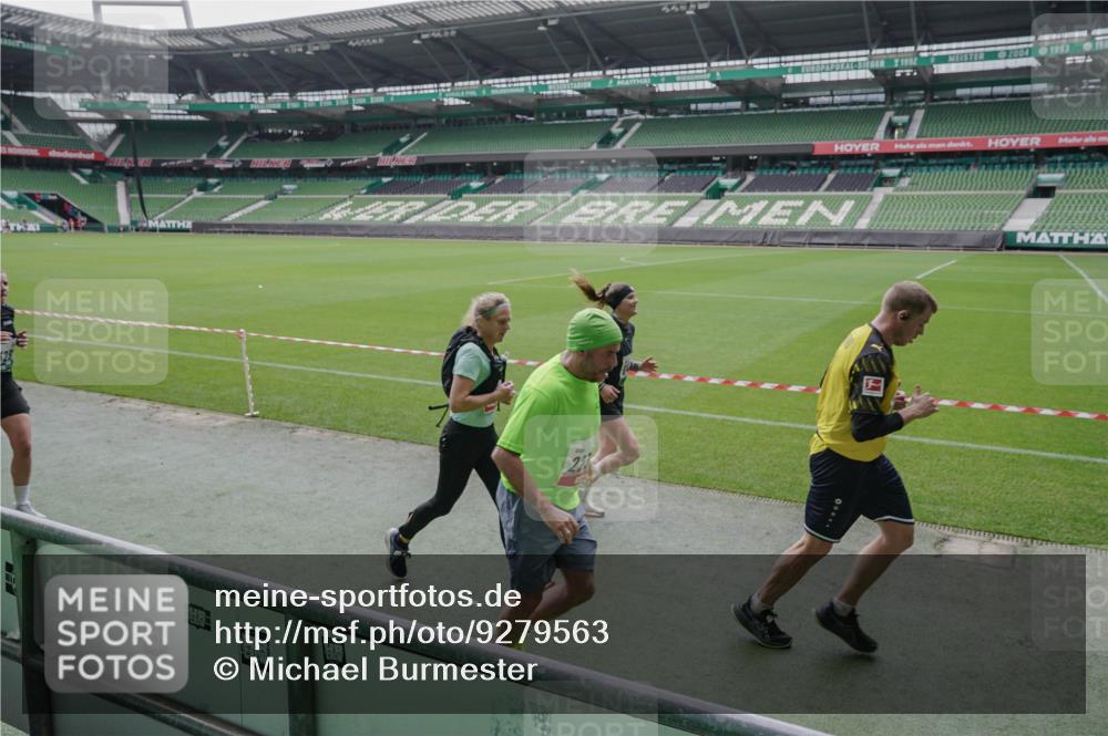 05.10.2025 - 20. swb-Marathon Bremen Michael Burmester http://msf.ph/oto/9279563 05.10.2025 13:01:16 Laufen im Stadion 52, 58, 72, 152, 156, 335, 440, 488, 546, 672, 979, 1082, 1182, 1238, 1273, 1423, 1893, 1968, 1973, 1996, 1998, 2096, 2102, 2196, 2235, 2330, 2369, 2433, 2446, 2565, 2661, 2668, 2706, 2712, 2806, 2822, 2918, 2995, 3209, 3360, 3387, 3604, 3662, 3663, 3877, 3979, 4128, 4216, 4263, 4329, 4618, 4788, 5011, 5048, 5080, 5121, 5150, 5183, 5272, 5329, 5414, 5663, 5727, 5752, 5836, 5841, 5985, 6082, 6440, 6523, 47, 52, 283, 498, 575, 694, 1017, 1116, 2518, 2745 meine-sportfotos.de