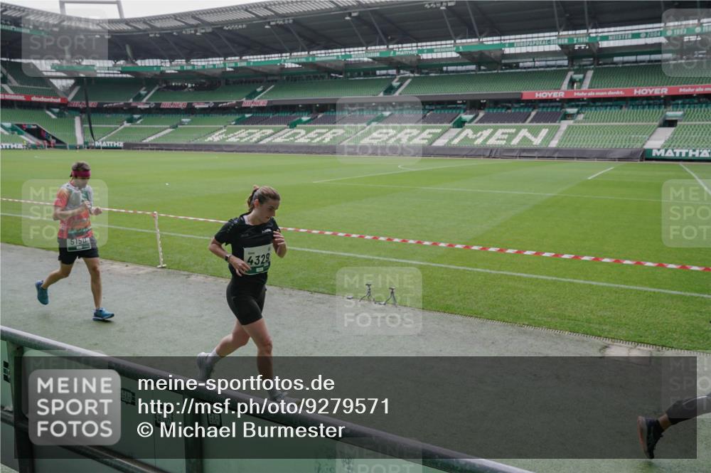 05.10.2025 - 20. swb-Marathon Bremen Michael Burmester http://msf.ph/oto/9279571 05.10.2025 13:01:17 Laufen im Stadion 58, 72, 152, 156, 335, 440, 488, 546, 672, 979, 1082, 1182, 1238, 1273, 1423, 1732, 1893, 1968, 1973, 1996, 1998, 2096, 2102, 2196, 2235, 2330, 2369, 2433, 2446, 2565, 2661, 2668, 2706, 2712, 2806, 2822, 2918, 2995, 3209, 3360, 3387, 3604, 3662, 3663, 3877, 3979, 4086, 4128, 4216, 4263, 4329, 4618, 4788, 5011, 5048, 5080, 5121, 5150, 5183, 5272, 5329, 5414, 5727, 5752, 5836, 5841, 5985, 6082, 6440, 6523, 47, 52, 283, 498, 575, 694, 1017, 1116, 2745 meine-sportfotos.de