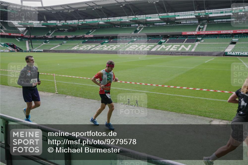 05.10.2025 - 20. swb-Marathon Bremen Michael Burmester http://msf.ph/oto/9279578 05.10.2025 13:01:18 Laufen im Stadion 58, 72, 152, 156, 335, 440, 488, 546, 672, 979, 1082, 1238, 1273, 1423, 1732, 1893, 1968, 1973, 1996, 1998, 2096, 2102, 2196, 2235, 2330, 2369, 2433, 2446, 2565, 2661, 2668, 2706, 2712, 2806, 2822, 2918, 2991, 2995, 3209, 3360, 3387, 3604, 3662, 3663, 3877, 3979, 4086, 4128, 4216, 4263, 4329, 4618, 4788, 4947, 5011, 5048, 5080, 5121, 5150, 5183, 5309, 5329, 5414, 5557, 5727, 5752, 5836, 5841, 5985, 6082, 6440, 6523, 52, 283, 498, 575, 694, 1017, 1116, 2745 meine-sportfotos.de