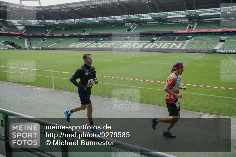 05.10.2025 - 20. swb-Marathon Bremen Michael Burmester http://msf.ph/oto/9279585 05.10.2025 13:01:19 Laufen im Stadion 58, 72, 152, 156, 335, 440, 488, 546, 672, 979, 1082, 1238, 1273, 1423, 1732, 1893, 1968, 1973, 1996, 1998, 2096, 2102, 2196, 2235, 2330, 2369, 2433, 2446, 2565, 2661, 2668, 2706, 2712, 2806, 2918, 2991, 2995, 3209, 3360, 3387, 3604, 3662, 3663, 3877, 3979, 4086, 4128, 4216, 4263, 4329, 4618, 4788, 4947, 4980, 5011, 5048, 5080, 5121, 5150, 5183, 5309, 5329, 5414, 5557, 5727, 5752, 5836, 5841, 5985, 6082, 6440, 6523, 52, 283, 498, 575, 694, 1017, 1116, 2745 meine-sportfotos.de