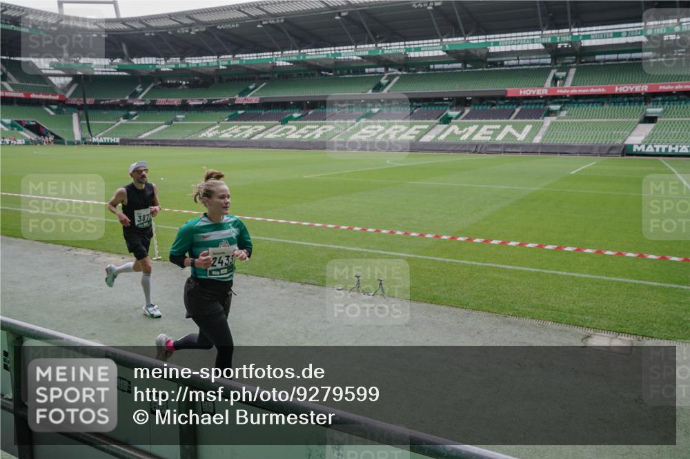05.10.2025 - 20. swb-Marathon Bremen Michael Burmester http://msf.ph/oto/9279599 05.10.2025 13:01:20 Laufen im Stadion 58, 72, 152, 156, 335, 440, 488, 546, 672, 979, 1082, 1238, 1273, 1423, 1732, 1893, 1933, 1968, 1973, 1996, 1998, 2096, 2102, 2196, 2235, 2330, 2369, 2433, 2446, 2565, 2661, 2668, 2706, 2712, 2806, 2918, 2991, 2995, 3209, 3360, 3387, 3604, 3662, 3663, 3877, 3979, 4086, 4128, 4216, 4263, 4329, 4618, 4788, 4947, 4980, 5011, 5048, 5080, 5121, 5150, 5183, 5309, 5329, 5414, 5557, 5727, 5752, 5836, 5841, 5985, 6082, 52, 498, 575, 694, 1017, 1116, 2745 meine-sportfotos.de