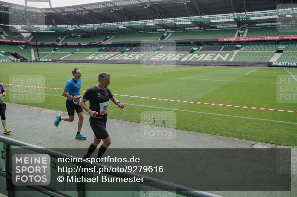 05.10.2025 - 20. swb-Marathon Bremen Michael Burmester http://msf.ph/oto/9279616 05.10.2025 13:01:23 Laufen im Stadion 58, 72, 152, 156, 335, 440, 488, 493, 546, 672, 979, 1082, 1238, 1273, 1423, 1732, 1893, 1933, 1968, 1973, 1996, 1998, 2096, 2102, 2196, 2235, 2330, 2369, 2433, 2446, 2565, 2661, 2668, 2706, 2712, 2806, 2918, 2991, 2995, 3208, 3209, 3360, 3387, 3604, 3662, 3663, 3673, 3877, 3979, 4086, 4128, 4216, 4263, 4329, 4618, 4788, 4947, 4980, 5011, 5048, 5080, 5121, 5150, 5183, 5309, 5329, 5414, 5557, 5580, 5727, 5731, 5752, 5841, 5985, 6082, 52, 498, 575, 1017, 1116, 2745 meine-sportfotos.de
