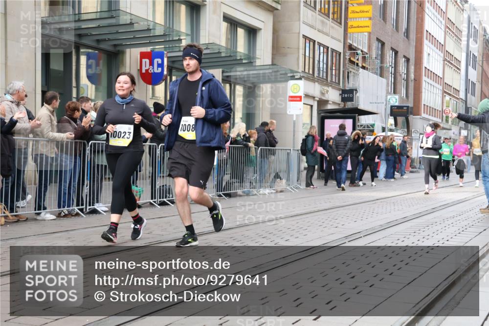 05.10.2025 - 20. swb-Marathon Bremen Strokosch-Dieckow http://msf.ph/oto/9279641 05.10.2025 11:16:00 Ziel 7109, 7110, 9640, 9679, 10023, 10083, 10220, 10339, 10340, 10379, 10450, 10564, 10635, 11029, 11247, 11331, 11358, 11378, 11404, 7109, 7110, 9640, 9679, 10023, 10083, 10220, 10339, 10340, 10379, 10450, 10564, 10635, 11029, 11247, 11331, 11358, 11378, 11404 meine-sportfotos.de