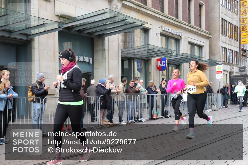 05.10.2025 - 20. swb-Marathon Bremen Strokosch-Dieckow http://msf.ph/oto/9279677 05.10.2025 11:16:06 Ziel 7110, 9301, 9563, 10023, 10083, 10339, 10340, 10379, 10450, 11020, 11029, 11182, 11247, 11358, 11378, 11404, 11438, 7110, 9301, 9563, 10023, 10083, 10339, 10340, 10379, 10450, 11020, 11029, 11182, 11247, 11358, 11378, 11404, 11438 meine-sportfotos.de
