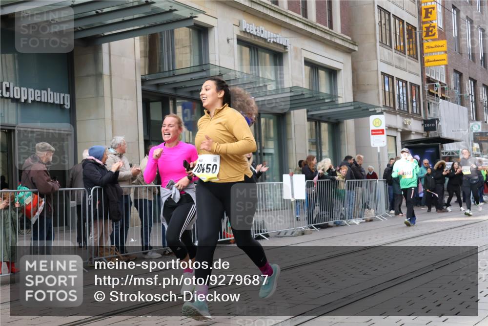 05.10.2025 - 20. swb-Marathon Bremen Strokosch-Dieckow http://msf.ph/oto/9279687 05.10.2025 11:16:07 Ziel 7110, 9301, 9563, 9753, 10023, 10083, 10339, 10379, 10450, 11020, 11029, 11182, 11247, 11358, 11404, 11438, 7110, 9301, 9563, 9753, 10023, 10083, 10339, 10379, 10450, 11020, 11029, 11182, 11247, 11358, 11404, 11438 meine-sportfotos.de