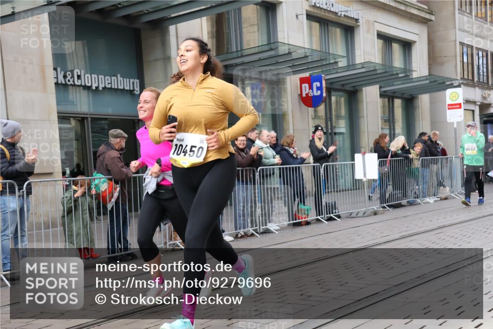 05.10.2025 - 20. swb-Marathon Bremen Strokosch-Dieckow http://msf.ph/oto/9279696 05.10.2025 11:16:07 Ziel 7110, 9301, 9563, 9753, 10023, 10083, 10339, 10379, 10450, 11020, 11029, 11182, 11247, 11358, 11404, 11438, 7110, 9301, 9563, 9753, 10023, 10083, 10339, 10379, 10450, 11020, 11029, 11182, 11247, 11358, 11404, 11438 meine-sportfotos.de