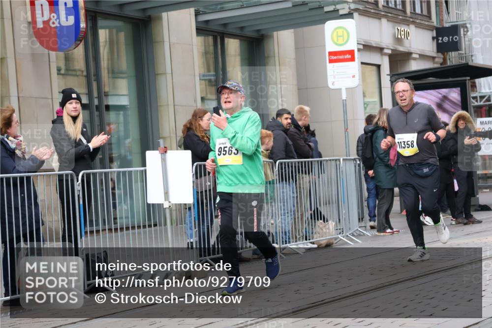 05.10.2025 - 20. swb-Marathon Bremen Strokosch-Dieckow http://msf.ph/oto/9279709 05.10.2025 11:16:09 Ziel 7110, 9301, 9563, 9753, 10023, 10083, 10379, 10450, 11020, 11029, 11182, 11247, 11358, 11404, 11438, 7110, 9301, 9563, 9753, 10023, 10083, 10379, 10450, 11020, 11029, 11182, 11247, 11358, 11404, 11438 meine-sportfotos.de