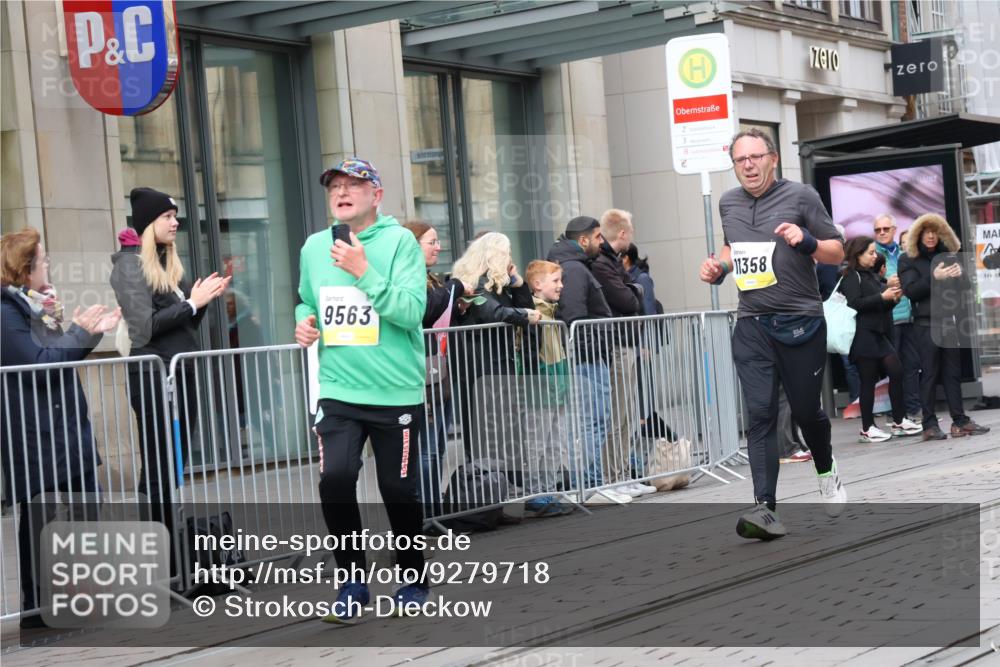 05.10.2025 - 20. swb-Marathon Bremen Strokosch-Dieckow http://msf.ph/oto/9279718 05.10.2025 11:16:10 Ziel 7110, 9301, 9563, 9753, 10023, 10083, 10379, 10450, 11020, 11029, 11182, 11358, 11404, 11438, 7110, 9301, 9563, 9753, 10023, 10083, 10379, 10450, 11020, 11029, 11182, 11358, 11404, 11438 meine-sportfotos.de