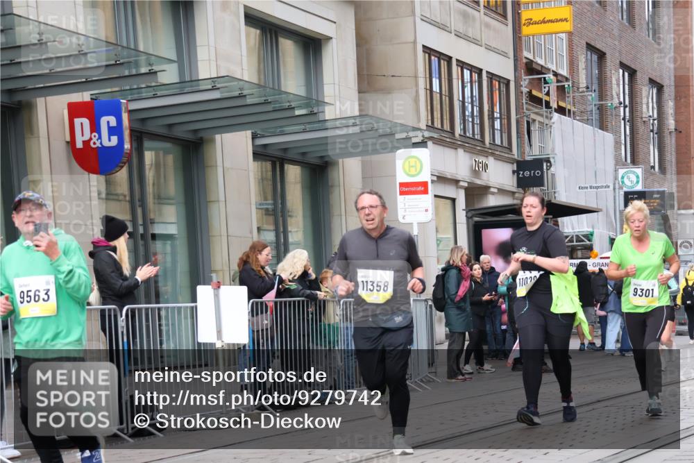 05.10.2025 - 20. swb-Marathon Bremen Strokosch-Dieckow http://msf.ph/oto/9279742 05.10.2025 11:16:11 Ziel 9301, 9563, 9753, 10023, 10083, 10379, 10450, 11020, 11029, 11182, 11358, 11404, 11438, 9301, 9563, 9753, 10023, 10083, 10379, 10450, 11020, 11029, 11182, 11358, 11404, 11438 meine-sportfotos.de