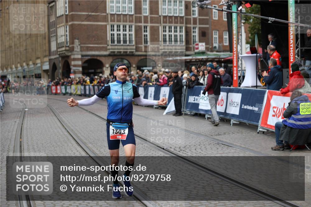 05.10.2025 - 20. swb-Marathon Bremen Yannick Fuchs http://msf.ph/oto/9279758 05.10.2025 12:46:21 Ziel 1303, 1668 meine-sportfotos.de