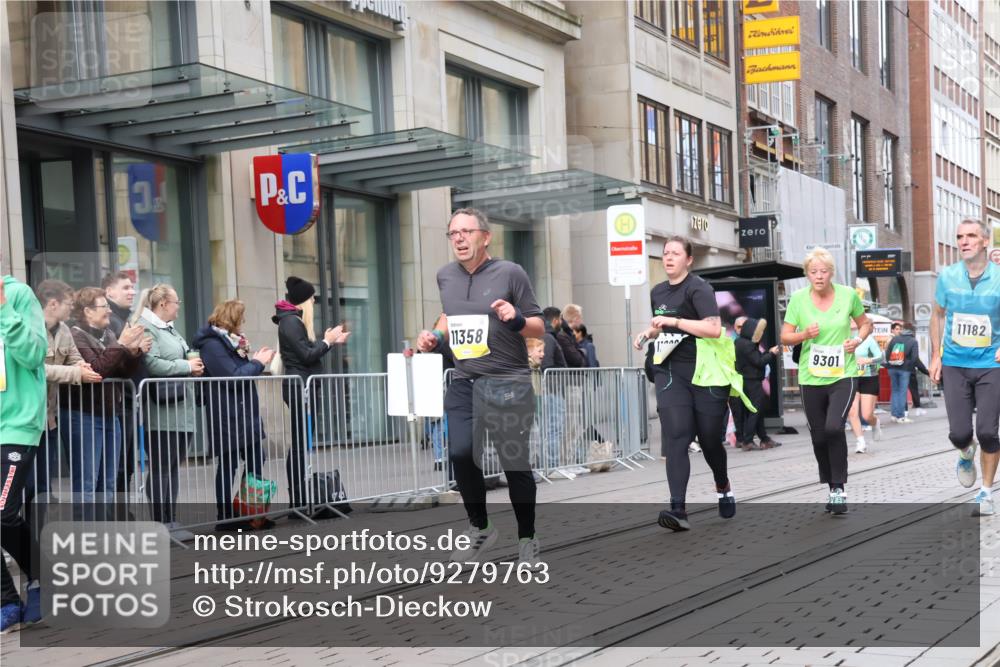 05.10.2025 - 20. swb-Marathon Bremen Strokosch-Dieckow http://msf.ph/oto/9279763 05.10.2025 11:16:11 Ziel 9301, 9563, 9753, 10023, 10083, 10379, 10450, 11020, 11029, 11182, 11358, 11404, 11438, 9301, 9563, 9753, 10023, 10083, 10379, 10450, 11020, 11029, 11182, 11358, 11404, 11438 meine-sportfotos.de