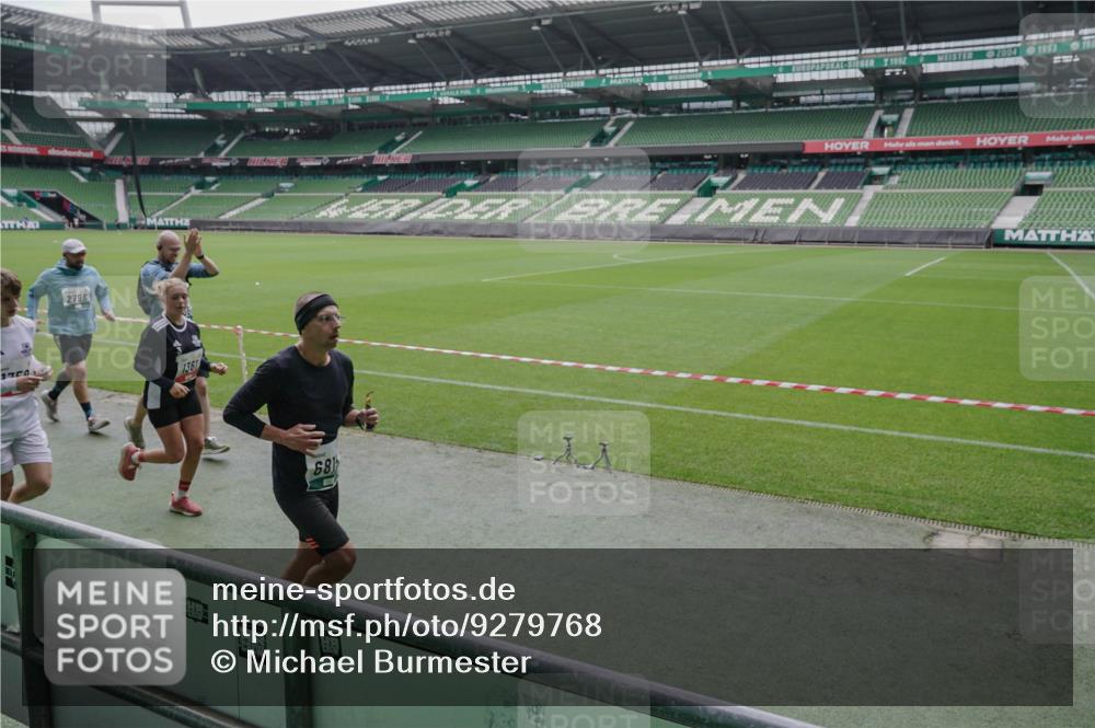 05.10.2025 - 20. swb-Marathon Bremen Michael Burmester http://msf.ph/oto/9279768 05.10.2025 13:01:42 Laufen im Stadion 58, 152, 156, 335, 428, 440, 488, 493, 546, 672, 772, 979, 1030, 1082, 1238, 1256, 1273, 1348, 1361, 1452, 1732, 1759, 1856, 1893, 1933, 1996, 2096, 2102, 2235, 2245, 2330, 2433, 2555, 2565, 2712, 2796, 2910, 2912, 2918, 2991, 2995, 3053, 3206, 3208, 3209, 3387, 3525, 3526, 3662, 3663, 3673, 3877, 4017, 4018, 4086, 4128, 4329, 4364, 4409, 4618, 4705, 4882, 4947, 4980, 5048, 5080, 5121, 5150, 5309, 5414, 5557, 5570, 5580, 5727, 5731, 5752, 5934, 5985, 6082, 6157 meine-sportfotos.de