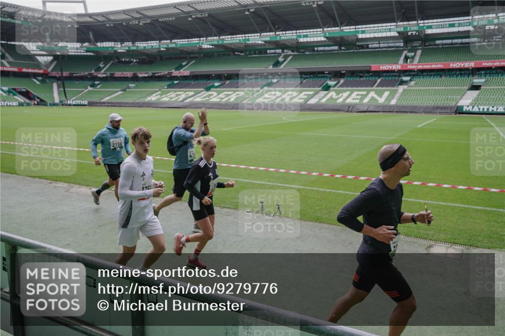 05.10.2025 - 20. swb-Marathon Bremen Michael Burmester http://msf.ph/oto/9279776 05.10.2025 13:01:43 Laufen im Stadion 58, 152, 156, 335, 428, 440, 488, 493, 546, 672, 772, 979, 1030, 1082, 1238, 1256, 1273, 1348, 1361, 1452, 1732, 1759, 1856, 1893, 1933, 1996, 2096, 2102, 2235, 2245, 2330, 2433, 2555, 2565, 2712, 2796, 2910, 2912, 2918, 2991, 2995, 3053, 3206, 3208, 3209, 3387, 3525, 3526, 3662, 3663, 3673, 3877, 4017, 4018, 4086, 4128, 4329, 4364, 4409, 4618, 4705, 4882, 4947, 4980, 5048, 5080, 5121, 5150, 5309, 5414, 5557, 5570, 5580, 5727, 5731, 5752, 5934, 5985, 6082, 6157 meine-sportfotos.de