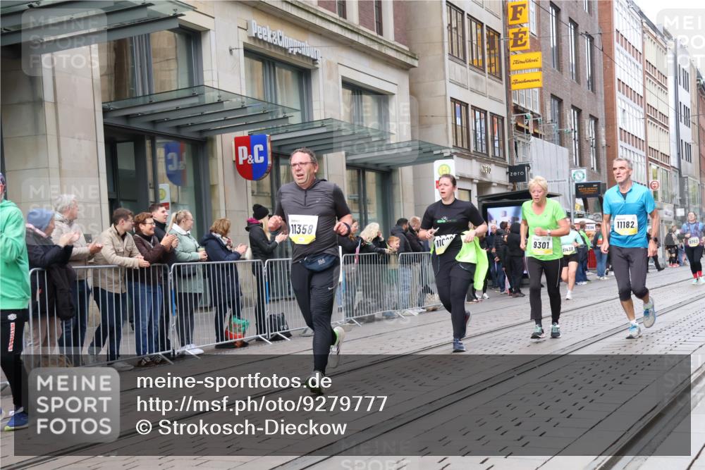05.10.2025 - 20. swb-Marathon Bremen Strokosch-Dieckow http://msf.ph/oto/9279777 05.10.2025 11:16:12 Ziel 9301, 9563, 9753, 10023, 10083, 10379, 10450, 11020, 11029, 11182, 11358, 11404, 11438, 9301, 9563, 9753, 10023, 10083, 10379, 10450, 11020, 11029, 11182, 11358, 11404, 11438 meine-sportfotos.de