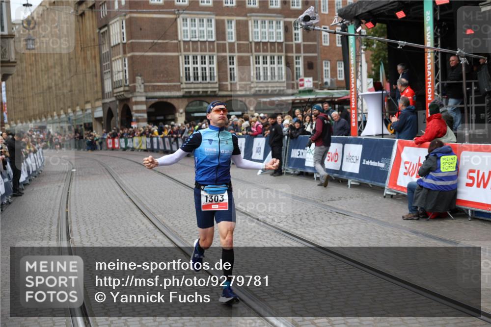 05.10.2025 - 20. swb-Marathon Bremen Yannick Fuchs http://msf.ph/oto/9279781 05.10.2025 12:46:21 Ziel 1303, 1668 meine-sportfotos.de