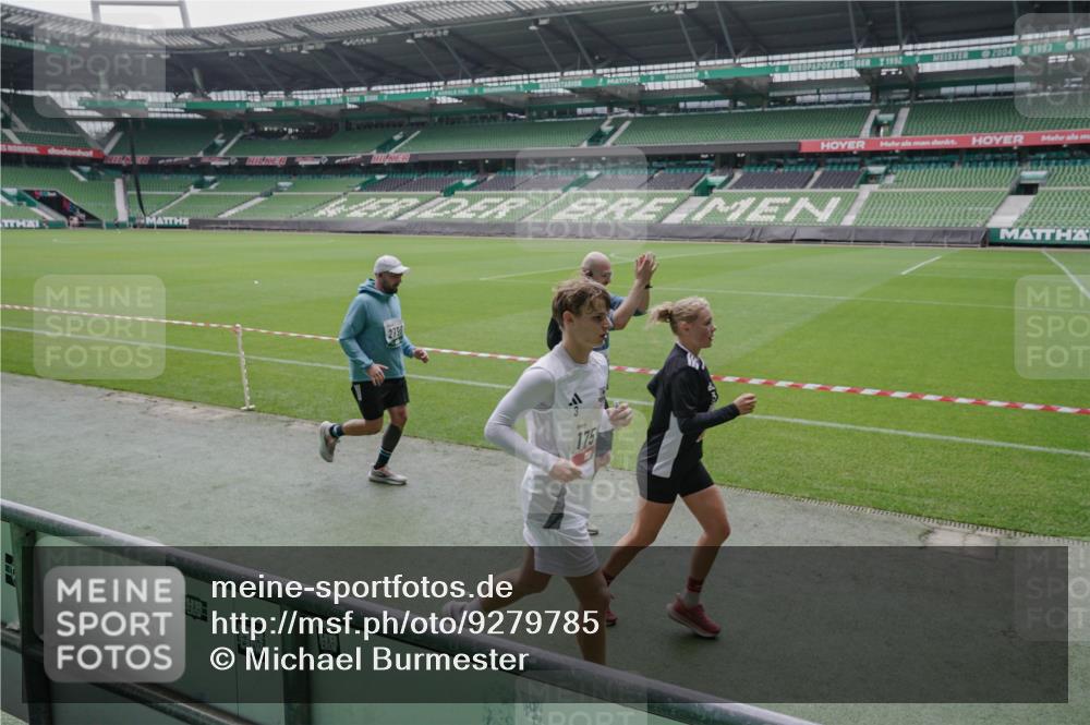 05.10.2025 - 20. swb-Marathon Bremen Michael Burmester http://msf.ph/oto/9279785 05.10.2025 13:01:43 Laufen im Stadion 58, 152, 156, 335, 428, 440, 488, 493, 546, 672, 772, 979, 1030, 1082, 1238, 1256, 1273, 1348, 1361, 1452, 1732, 1759, 1856, 1893, 1933, 1996, 2096, 2102, 2235, 2245, 2330, 2433, 2555, 2565, 2712, 2796, 2910, 2912, 2918, 2991, 2995, 3053, 3206, 3208, 3209, 3387, 3525, 3526, 3662, 3663, 3673, 3877, 4017, 4018, 4086, 4128, 4329, 4364, 4409, 4618, 4705, 4882, 4947, 4980, 5048, 5080, 5121, 5150, 5309, 5414, 5557, 5570, 5580, 5727, 5731, 5752, 5934, 5985, 6082, 6157 meine-sportfotos.de
