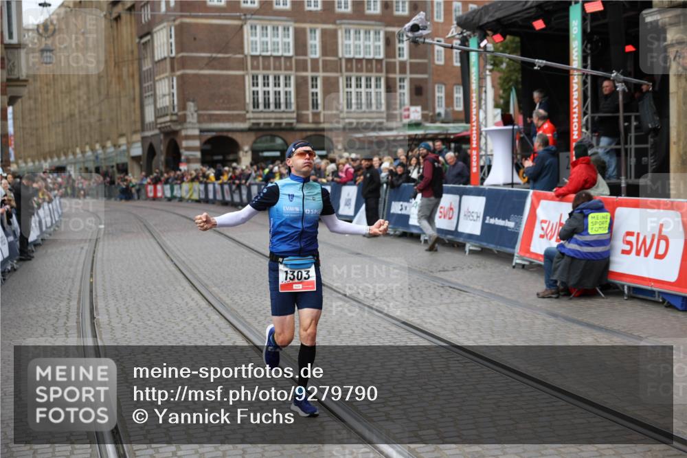 05.10.2025 - 20. swb-Marathon Bremen Yannick Fuchs http://msf.ph/oto/9279790 05.10.2025 12:46:21 Ziel 1303, 1668 meine-sportfotos.de