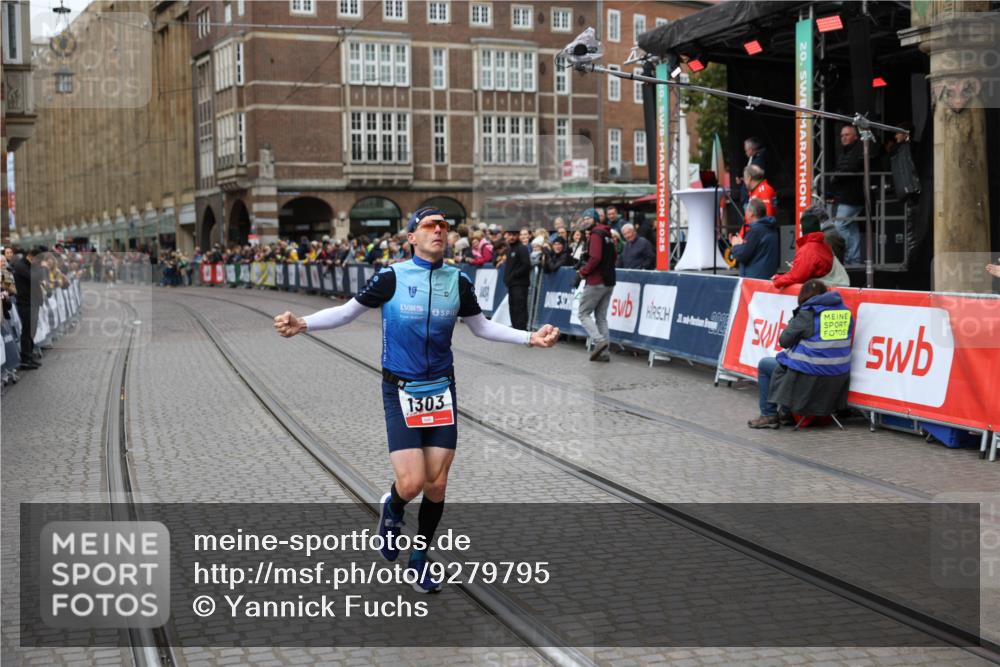 05.10.2025 - 20. swb-Marathon Bremen Yannick Fuchs http://msf.ph/oto/9279795 05.10.2025 12:46:21 Ziel 1303, 1668 meine-sportfotos.de