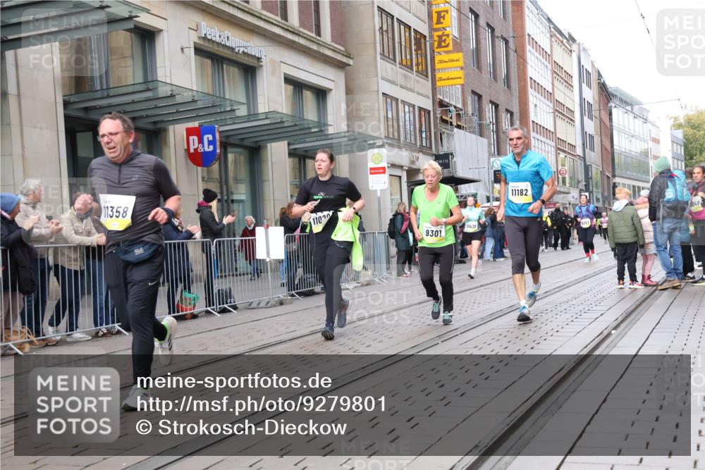 05.10.2025 - 20. swb-Marathon Bremen Strokosch-Dieckow http://msf.ph/oto/9279801 05.10.2025 11:16:12 Ziel 9301, 9563, 9753, 10023, 10083, 10379, 10450, 11020, 11029, 11182, 11358, 11404, 11438, 9301, 9563, 9753, 10023, 10083, 10379, 10450, 11020, 11029, 11182, 11358, 11404, 11438 meine-sportfotos.de