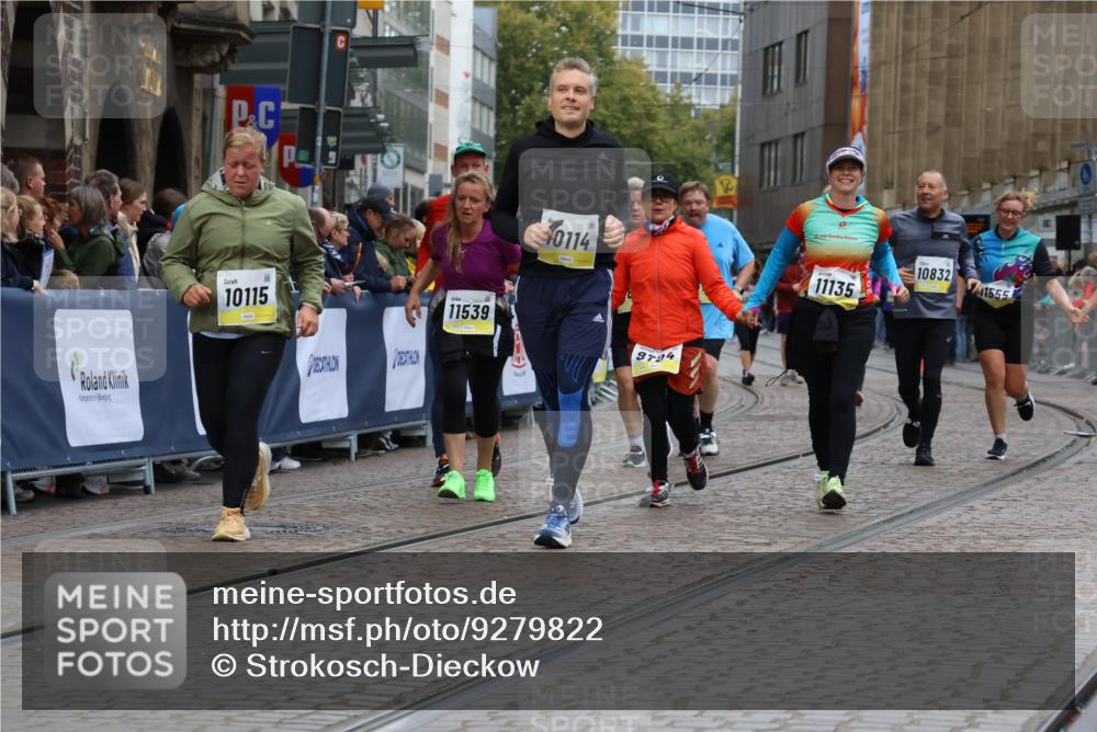 05.10.2025 - 20. swb-Marathon Bremen Strokosch-Dieckow http://msf.ph/oto/9279822 05.10.2025 11:14:12 Ziel 9695, 9724, 10114, 10115, 10201, 10832, 11036, 11135, 11539, 11555 meine-sportfotos.de