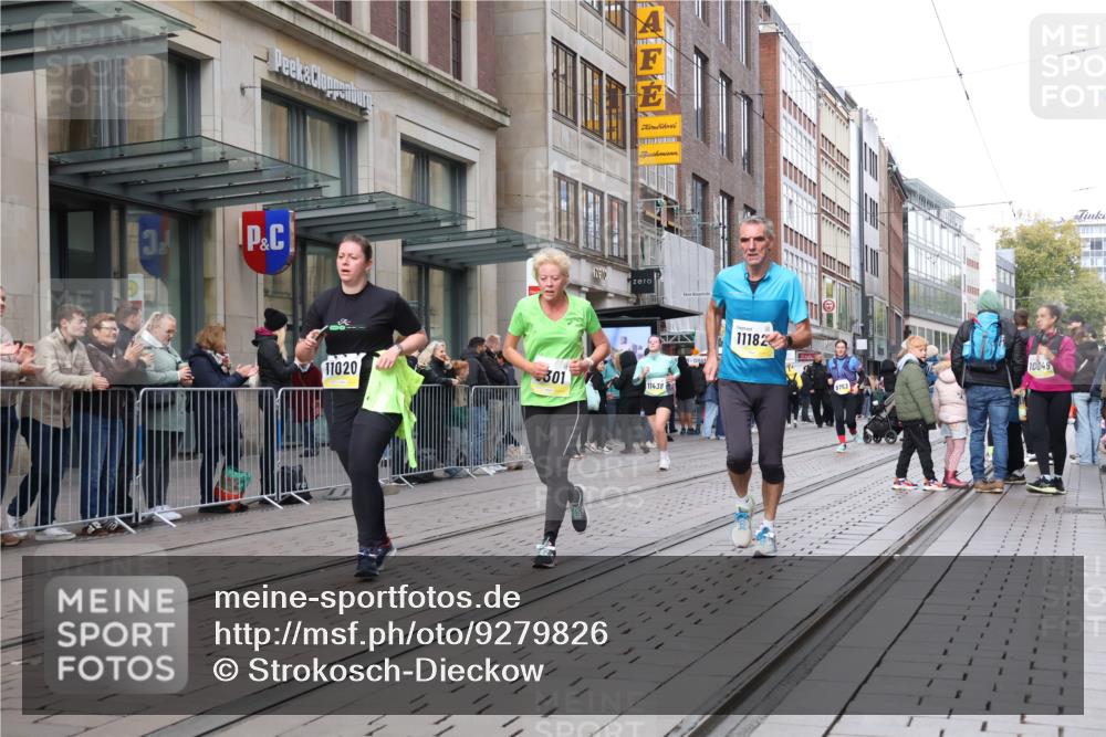 05.10.2025 - 20. swb-Marathon Bremen Strokosch-Dieckow http://msf.ph/oto/9279826 05.10.2025 11:16:13 Ziel 9301, 9563, 9753, 10023, 10083, 10379, 10450, 11020, 11029, 11182, 11358, 11404, 11438, 9301, 9563, 9753, 10023, 10083, 10379, 10450, 11020, 11029, 11182, 11358, 11404, 11438 meine-sportfotos.de