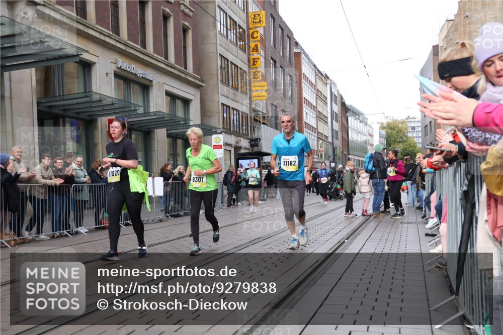05.10.2025 - 20. swb-Marathon Bremen Strokosch-Dieckow http://msf.ph/oto/9279838 05.10.2025 11:16:13 Ziel 9301, 9563, 9753, 10023, 10083, 10379, 10450, 11020, 11029, 11182, 11358, 11404, 11438, 9301, 9563, 9753, 10023, 10083, 10379, 10450, 11020, 11029, 11182, 11358, 11404, 11438 meine-sportfotos.de
