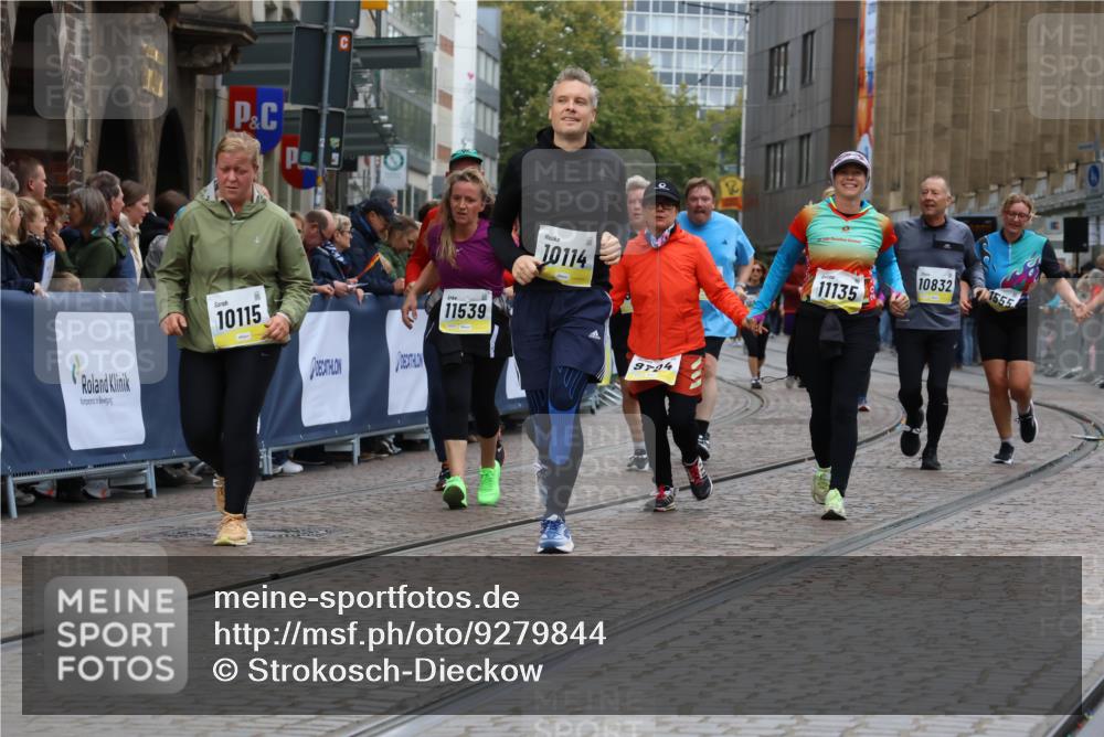 05.10.2025 - 20. swb-Marathon Bremen Strokosch-Dieckow http://msf.ph/oto/9279844 05.10.2025 11:14:12 Ziel 9695, 9724, 10114, 10115, 10201, 10832, 11036, 11135, 11539, 11555 meine-sportfotos.de
