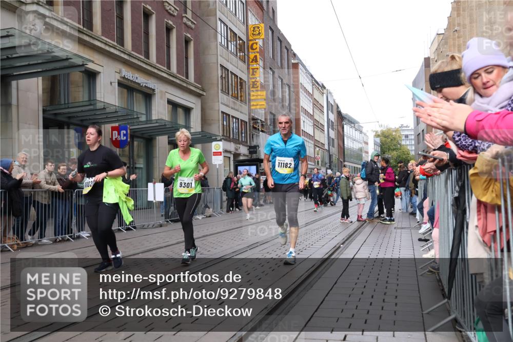 05.10.2025 - 20. swb-Marathon Bremen Strokosch-Dieckow http://msf.ph/oto/9279848 05.10.2025 11:16:14 Ziel 9301, 9563, 9753, 10023, 10083, 10379, 10450, 11020, 11029, 11182, 11358, 11404, 11438, 9301, 9563, 9753, 10023, 10083, 10379, 10450, 11020, 11029, 11182, 11358, 11404, 11438 meine-sportfotos.de