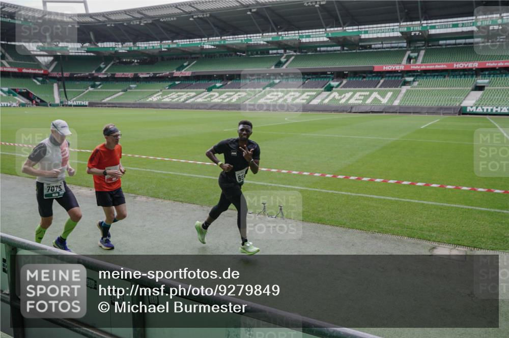 05.10.2025 - 20. swb-Marathon Bremen Michael Burmester http://msf.ph/oto/9279849 05.10.2025 13:01:54 Laufen im Stadion 152, 335, 428, 488, 493, 546, 672, 772, 979, 1030, 1256, 1348, 1361, 1452, 1732, 1744, 1759, 1856, 1893, 1899, 1924, 1933, 1996, 2096, 2102, 2143, 2235, 2245, 2272, 2306, 2433, 2555, 2565, 2796, 2910, 2912, 2918, 2991, 2995, 3053, 3206, 3208, 3387, 3525, 3526, 3662, 3663, 3673, 3861, 3877, 3926, 3930, 4017, 4018, 4086, 4329, 4364, 4409, 4444, 4564, 4618, 4705, 4882, 4947, 4980, 5150, 5309, 5557, 5570, 5580, 5731, 5893, 5934, 5985, 6082, 6157, 6328, 58, 440 meine-sportfotos.de