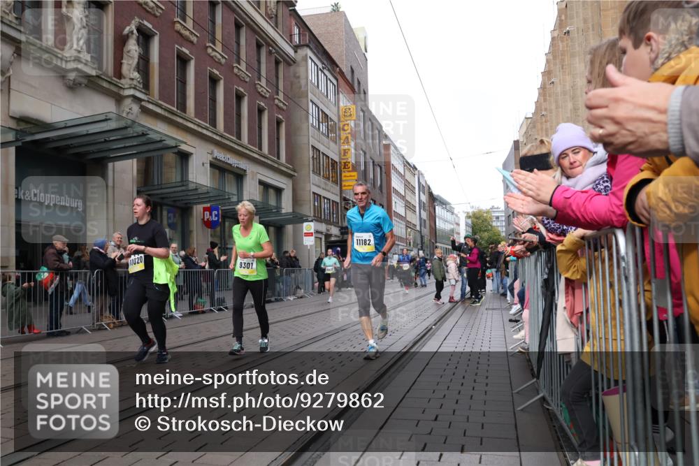 05.10.2025 - 20. swb-Marathon Bremen Strokosch-Dieckow http://msf.ph/oto/9279862 05.10.2025 11:16:14 Ziel 9301, 9563, 9753, 10023, 10083, 10379, 10450, 11020, 11029, 11182, 11358, 11404, 11438, 9301, 9563, 9753, 10023, 10083, 10379, 10450, 11020, 11029, 11182, 11358, 11404, 11438 meine-sportfotos.de